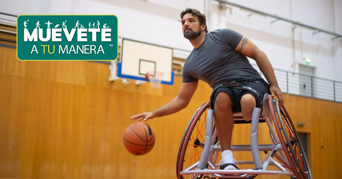 Una persona está jugando baloncesto. 