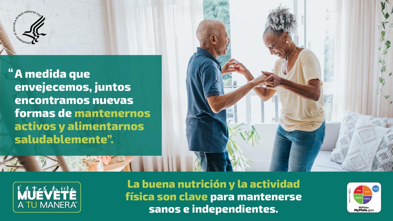 Una pareja mayor baila en su casa, una cita dice "A medida que envejecemos, juntos encontramos nuevas formas de mantenernos activos y alimentarnos saludablemente“.